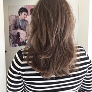 Coiffure courte ondulée